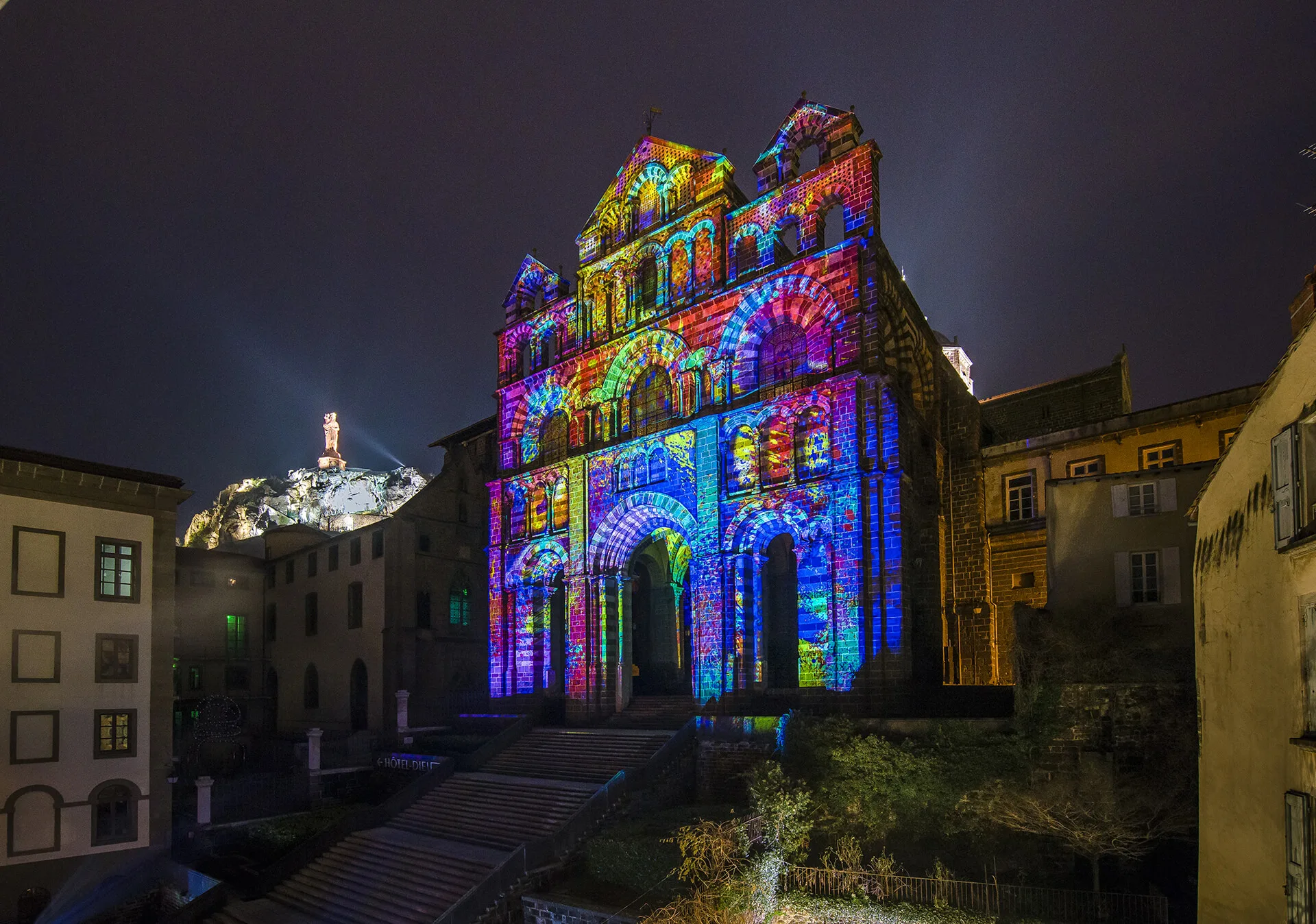 La cathédrale Notre-Dame du Puy pendant Puy de Lumières