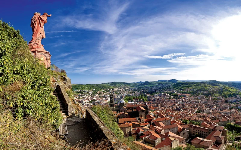 Vue de la statue Notre-Dame de France au Puy-en-Velay