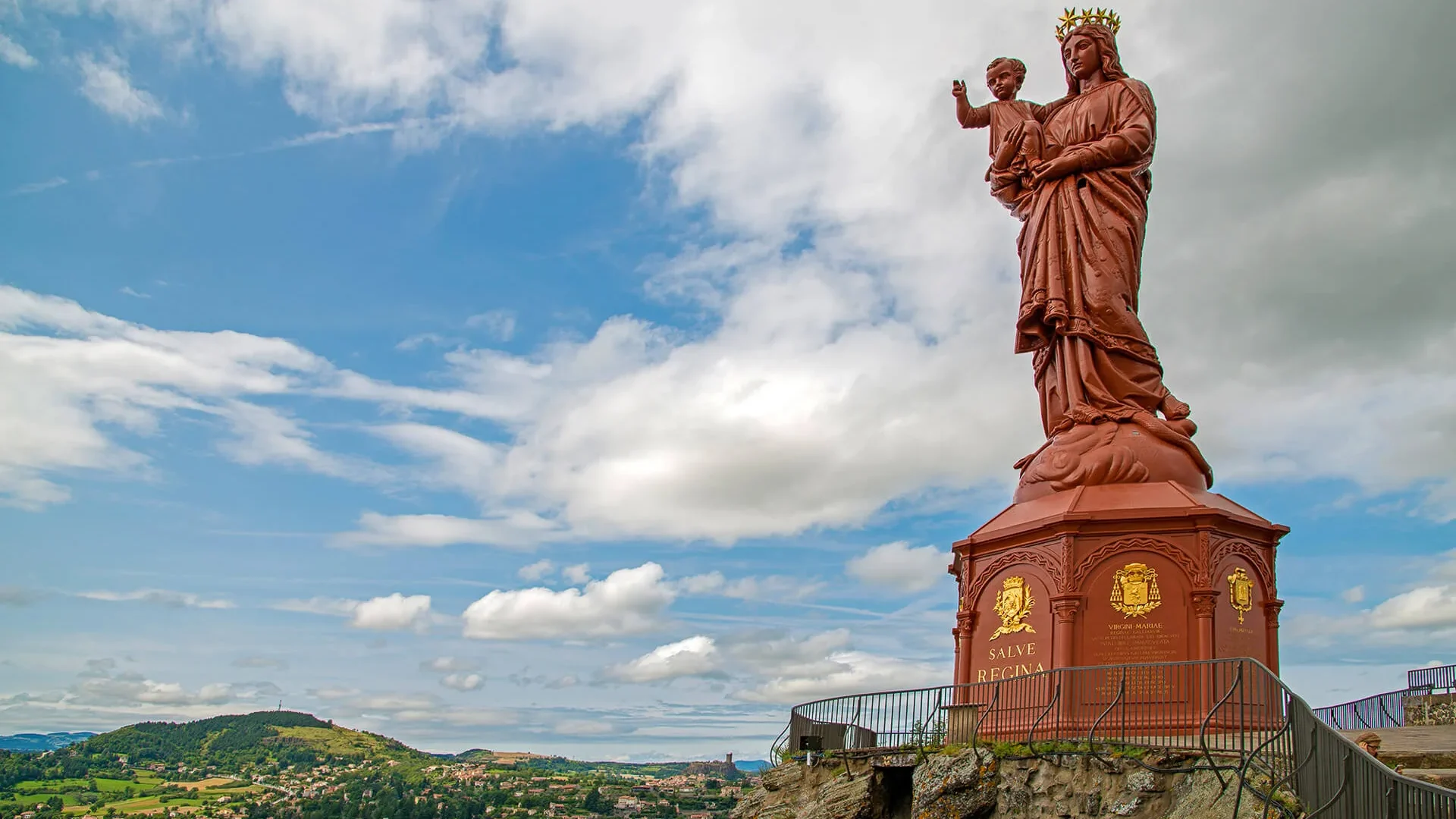 Blick auf die Statue Notre-Dame de France in Puy-en-Velay