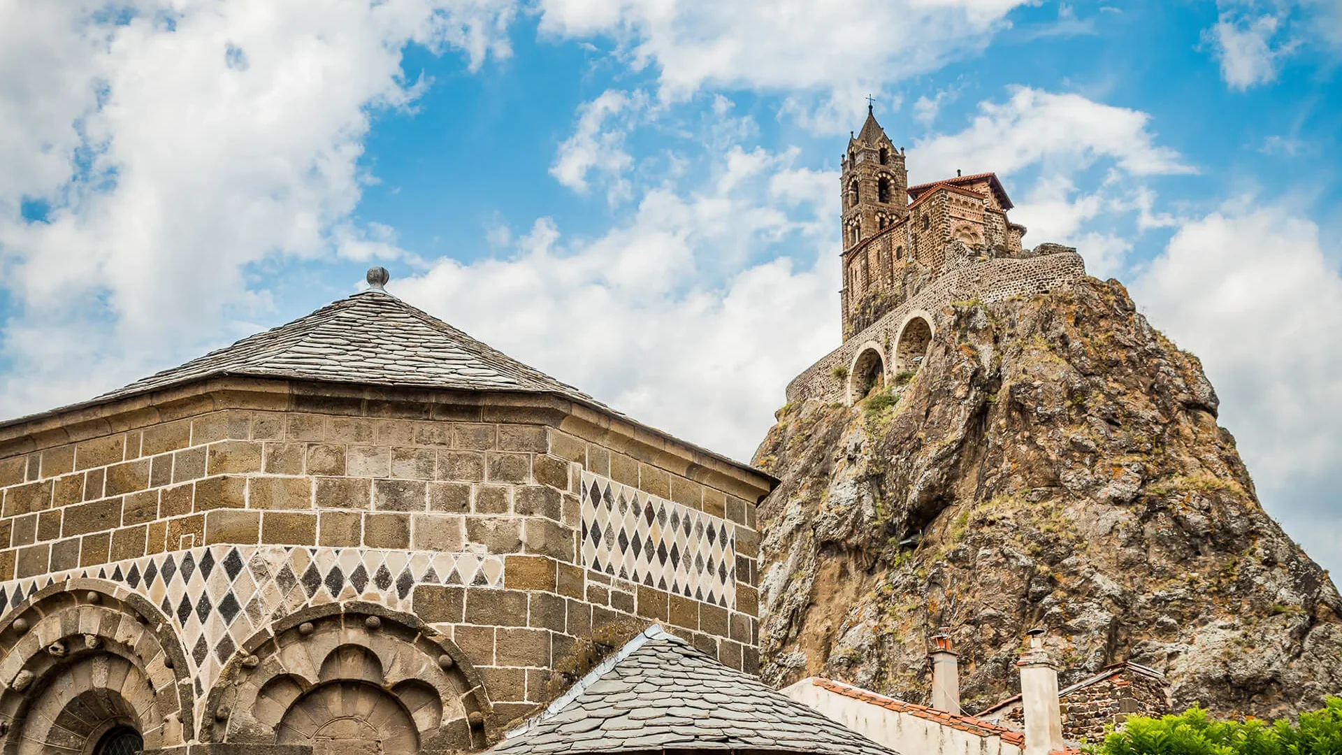 Vue du rocher et de la chapelle Saint-Michel d'Aiguilhe