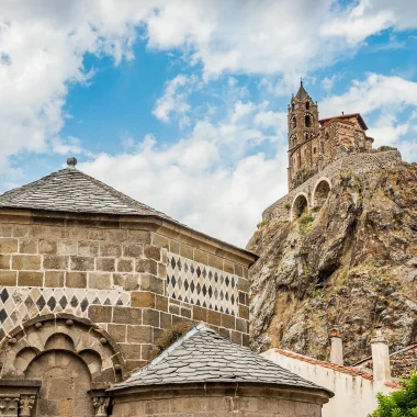 Vue du rocher et de la chapelle Saint-Michel d'Aiguilhe