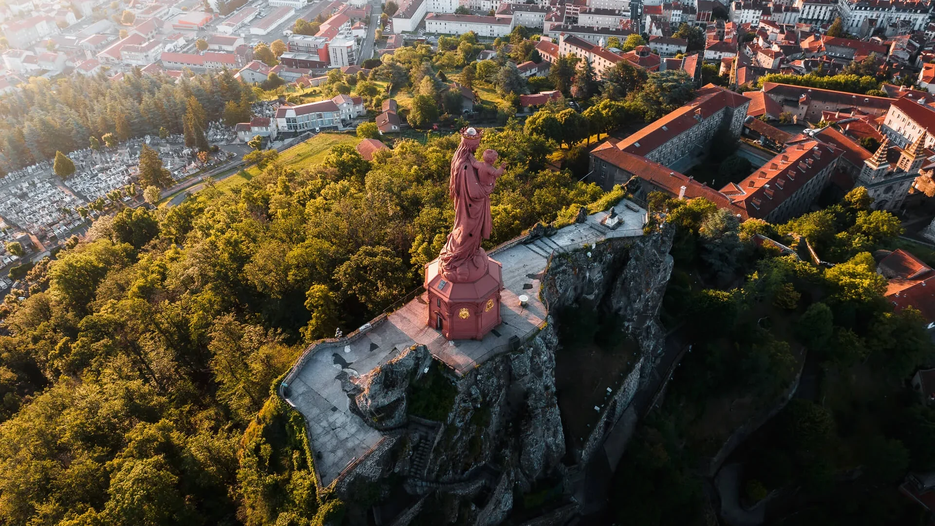 Vue de la statue Notre-Dame de France en drone