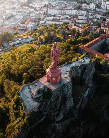 Vue de la statue Notre-Dame de France en drone