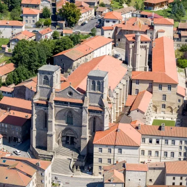 L'abbaye de La Chaise-Dieu vue drone