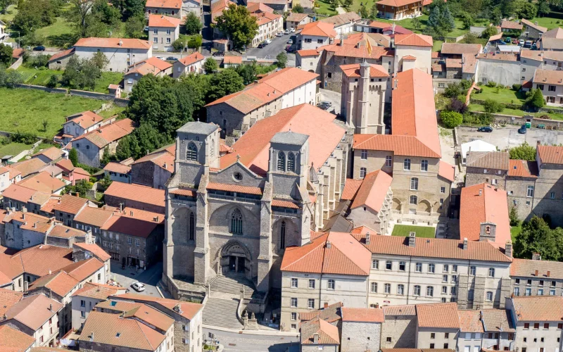 L'abbaye de La Chaise-Dieu vue drone