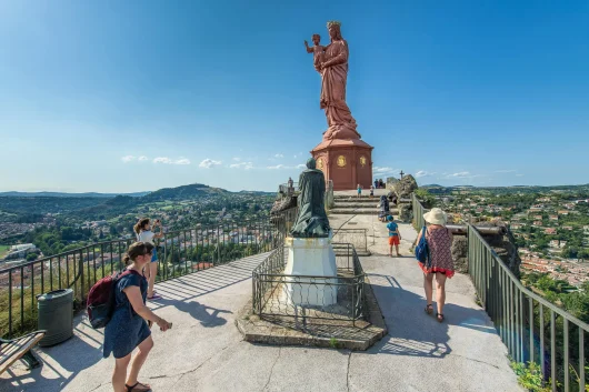 Blick auf die Statue Notre-Dame de France in Puy-en-Velay