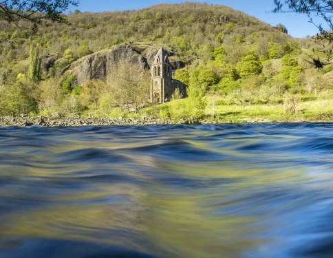 La chapelle Sainte-Marie des Chazes dans les gorges de l'Allier