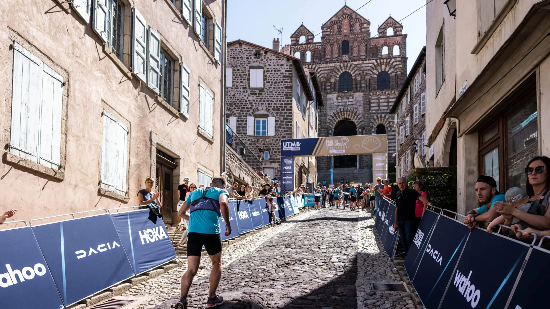 L'arrivée du Trail du Saint-Jacques sous la cathédrale du Puy-en-Velay