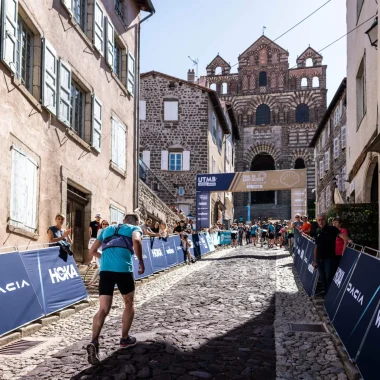 L'arrivée du Trail du Saint-Jacques sous la cathédrale du Puy-en-Velay