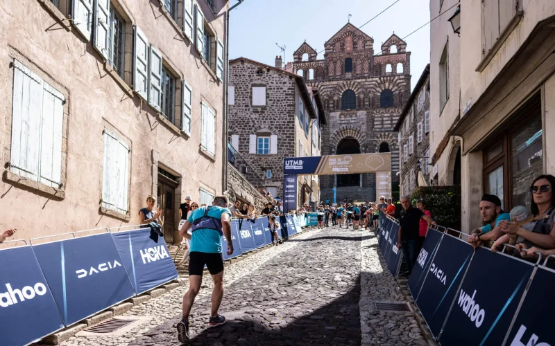L'arrivée du Trail du Saint-Jacques sous la cathédrale du Puy-en-Velay