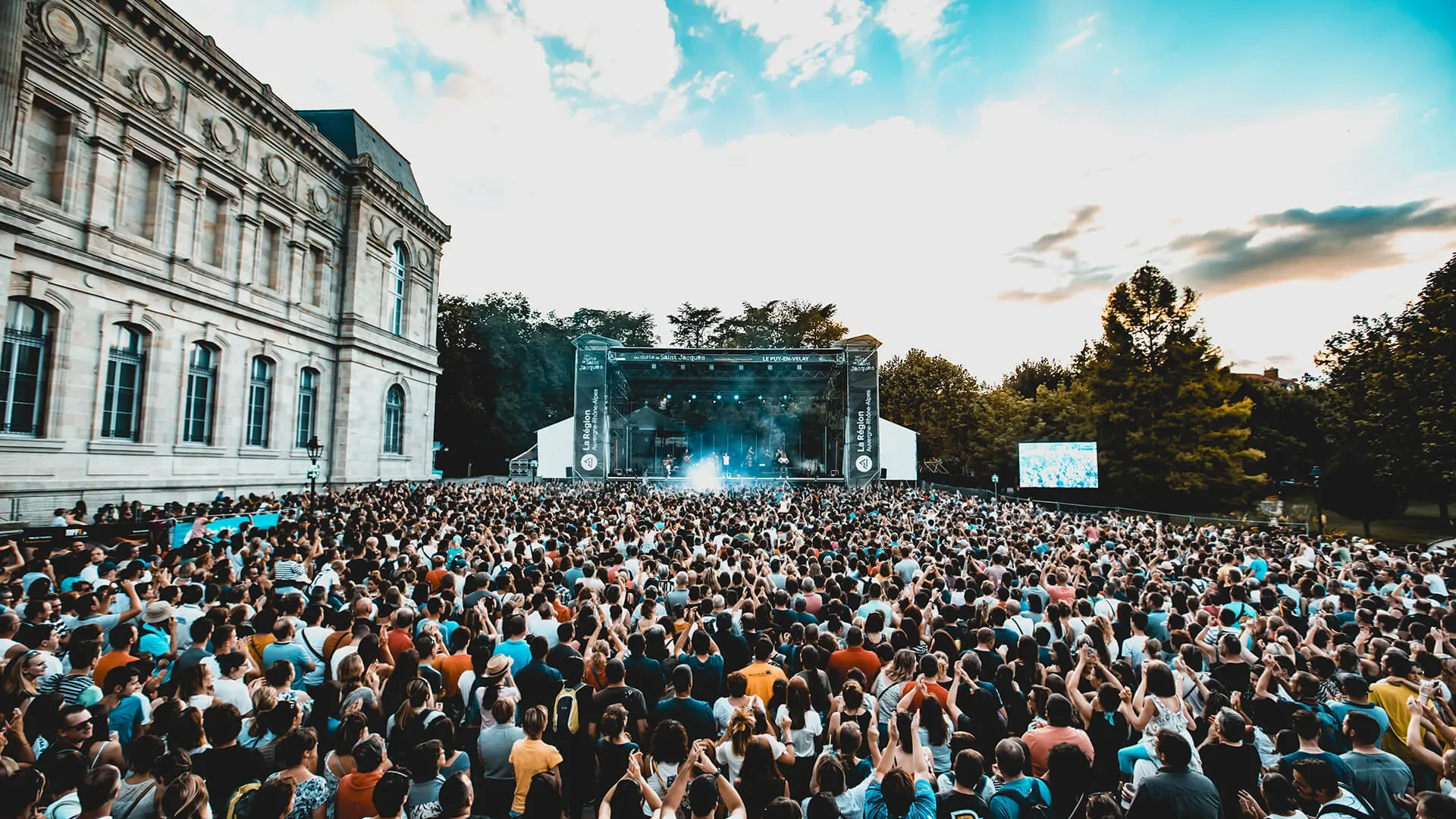 La foule au festival des Nuits de Saint-Jacques au jardin Henri Vinay au Puy-en-Velay