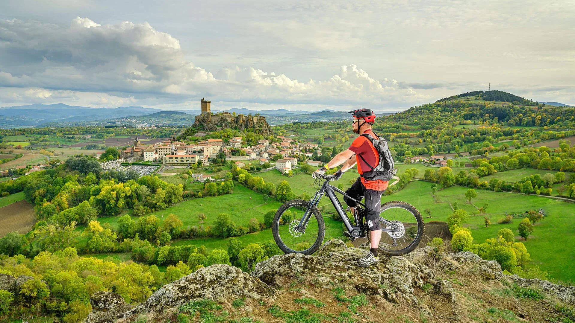 VTT en face de la forteresse de Polignac