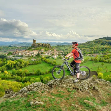 VTT en face de la forteresse de Polignac