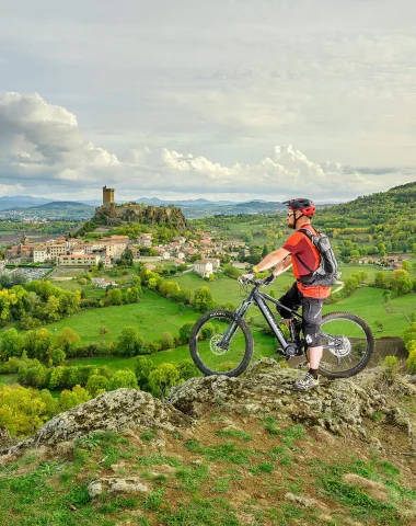 VTT en face de la forteresse de Polignac