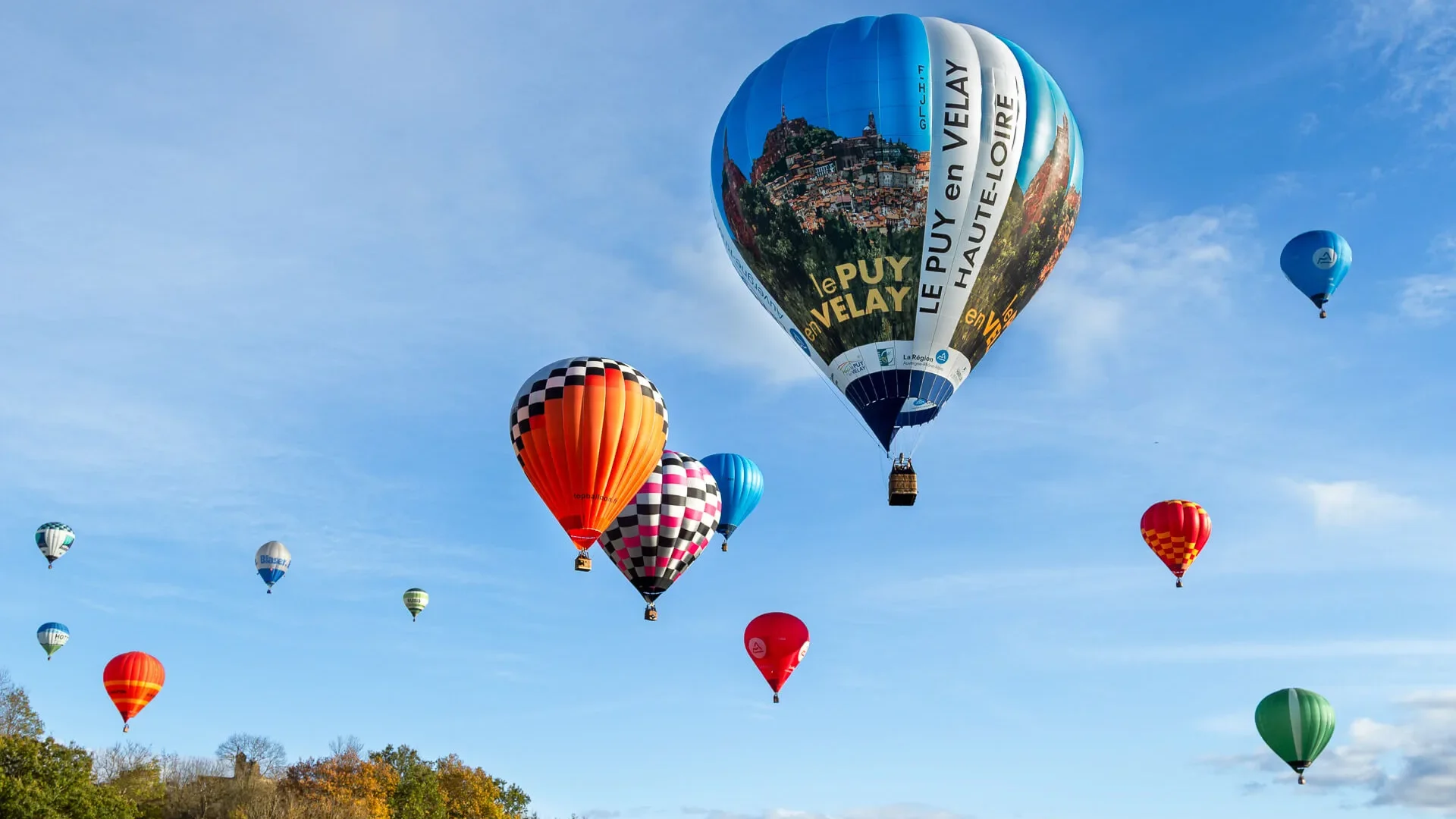 Montgolfière dans le ciel du Puy-en-Velay