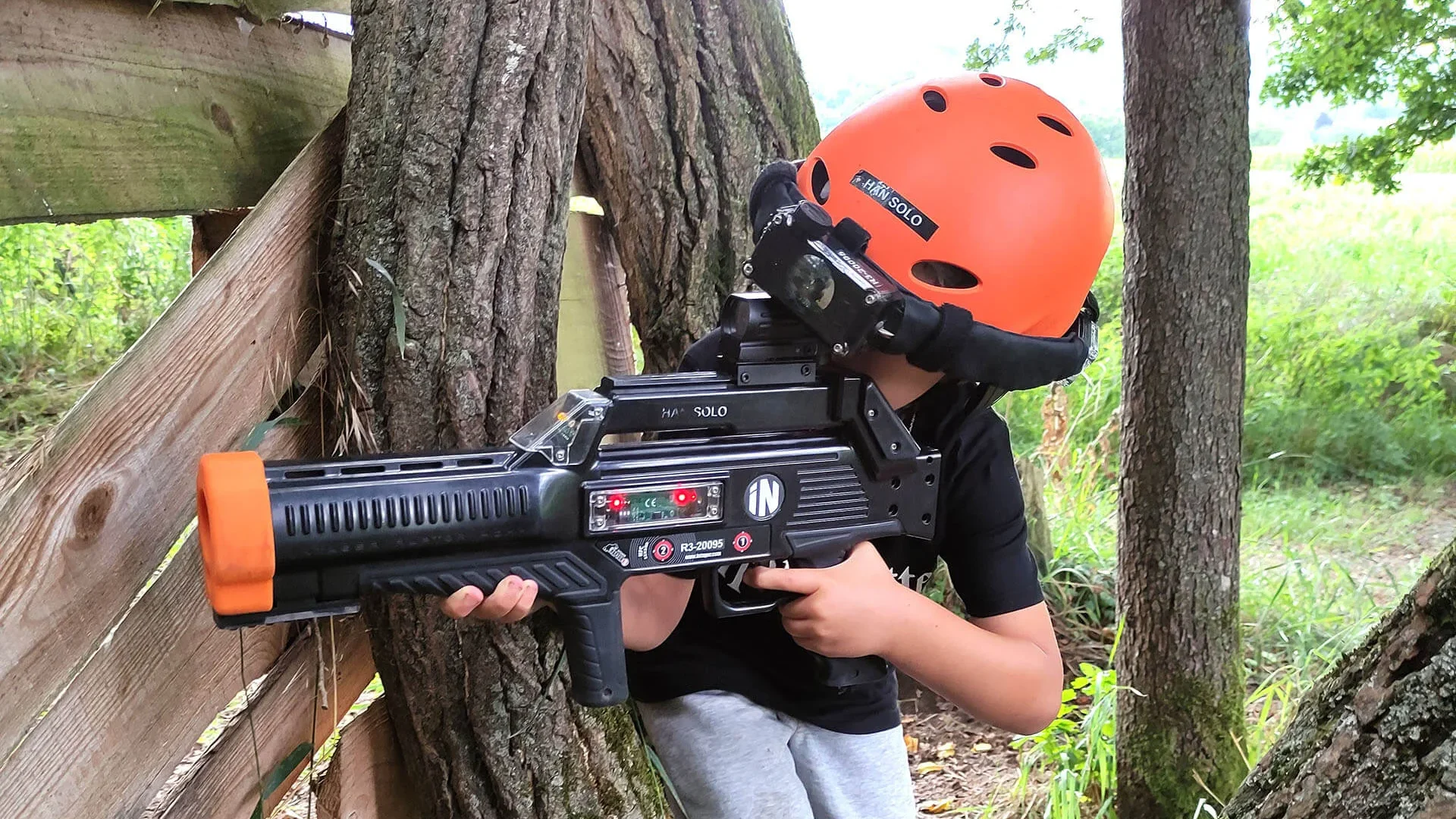 Enfant jouant au laser game en Emblavez