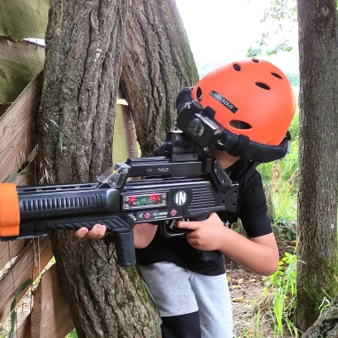 Enfant jouant au laser game en Emblavez