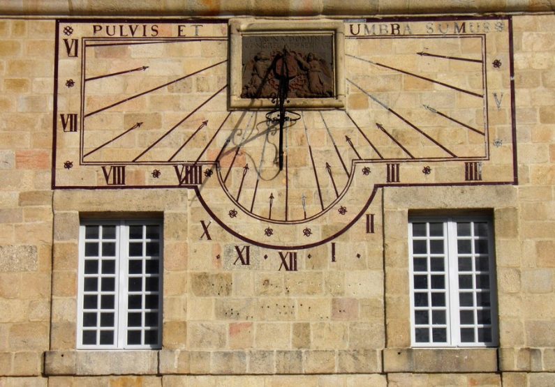 EVE_Parcours muséographique de l’abbaye de La Chaise-Dieu_cadran solaire Place de l’Echo